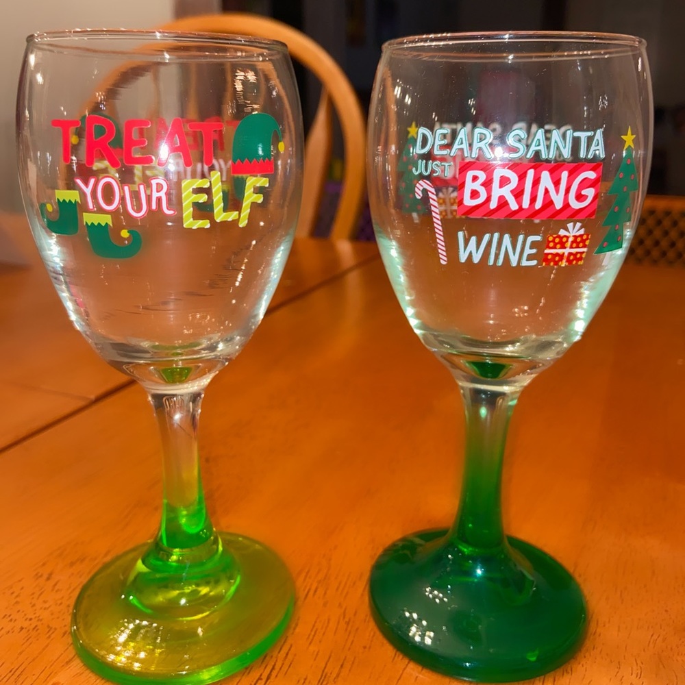 Fun Holiday Wine Glasses 🍷
